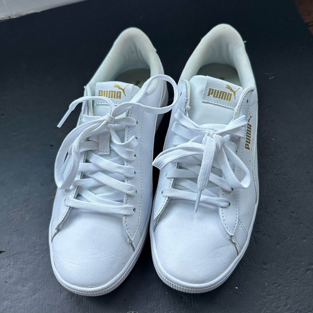 Women’s Size 9 white Puma sneakers